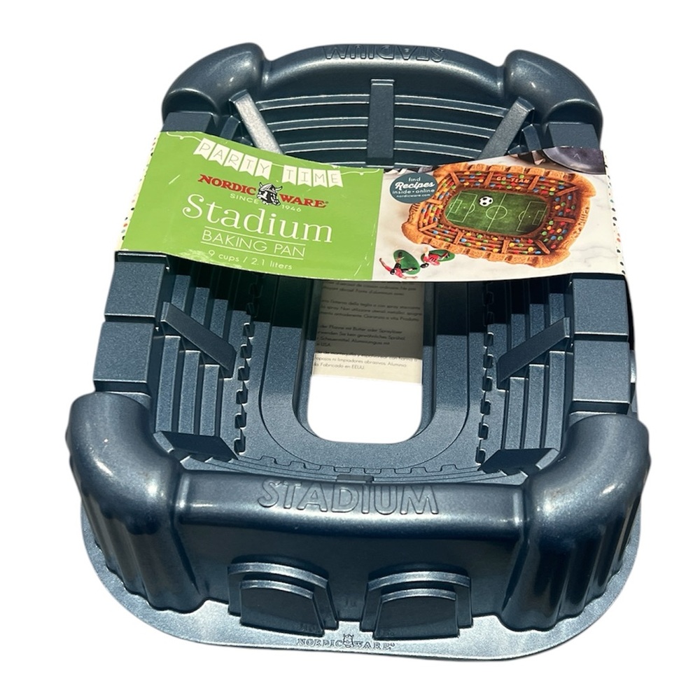 NWT Nordic Ware Stadium Bundt Pan